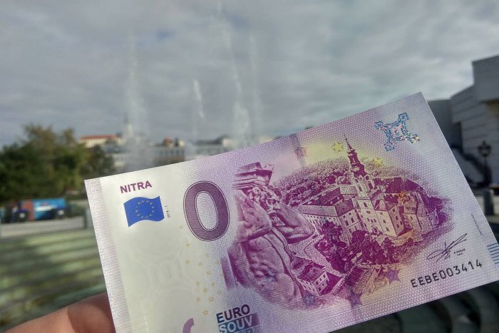 Ilustračný obrázok k článku FOTO: Stovky ľudí čakali na spustenie predaja eurobankovky s Nitrianskym hradom