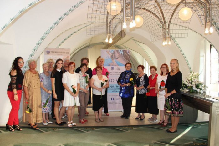 Ilustračný obrázok k článku Skvelá reprezentácia nášho mesta: Hlohovčanky vybojovali postup na súťaži Čaro slova