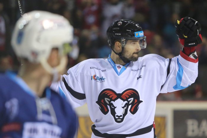 Ilustračný obrázok k článku Opäť si oblečie dres baranov. Útočník Buc prichádza na hosťovanie