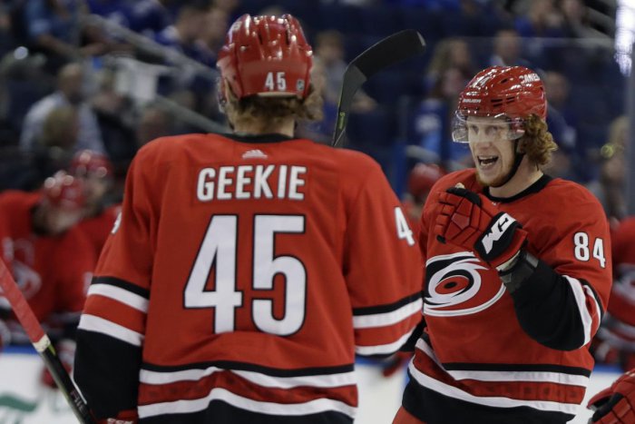 Ilustračný obrázok k článku Konečne v NHL: Čajkovský podpísal s Carolinou ročný dvojcestný kontrakt