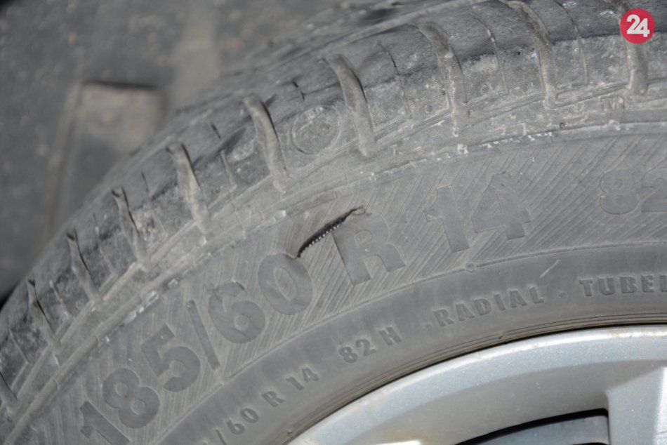 Ilustračný obrázok k článku Muž (38) zo Zbehov má na krku obvinenie: Mal prepichovať gumy policajtom v Nitre