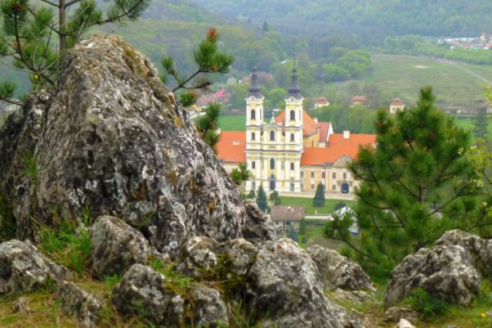 Ilustračný obrázok k článku Čo tak navštíviť Jasovskú jaskyňu mimoriadnym vlakom?