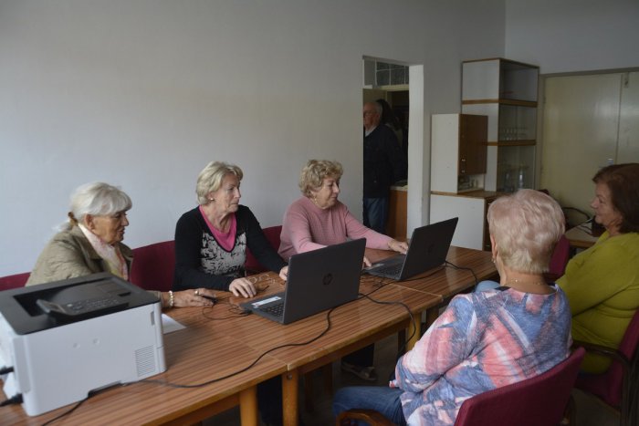 Ilustračný obrázok k článku Považskobystrickí seniori kráčajú s dobou: Možno si zahrajú aj počítačové hry