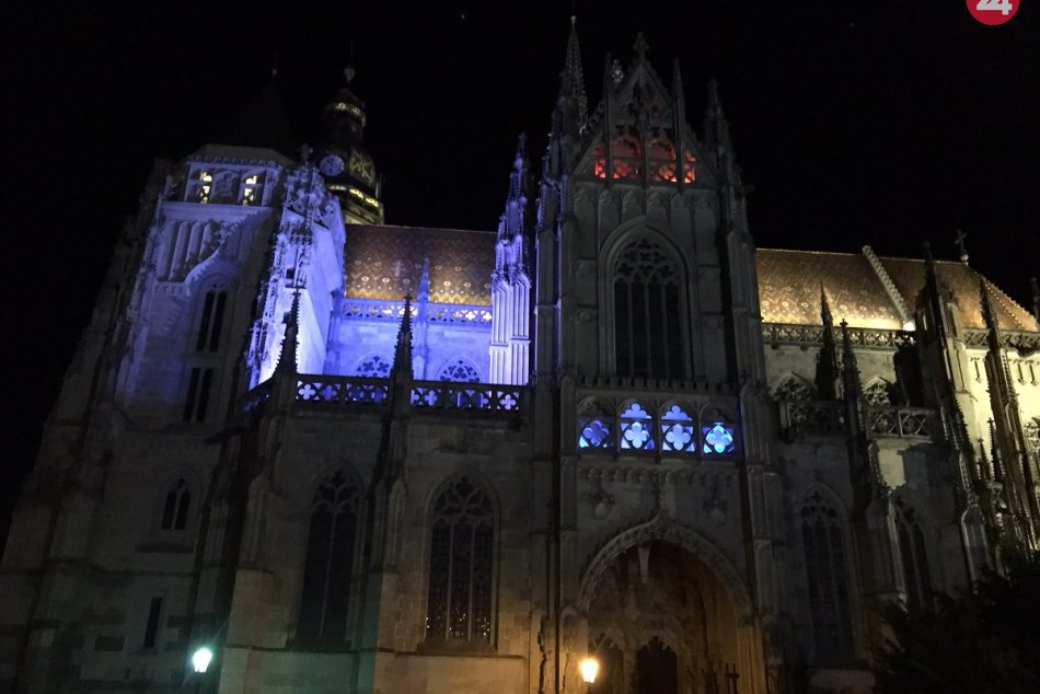 Ilustračný obrázok k článku FOTO: To je krása! Dominanta Košíc žiari v noci rôznymi farbami