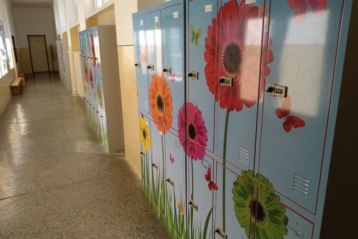 Ilustračný obrázok k článku FOTO: Málo žiakov, málo peňazí. Pri obnove ZŠ Košická Belá pomáhajú rodičia aj obec