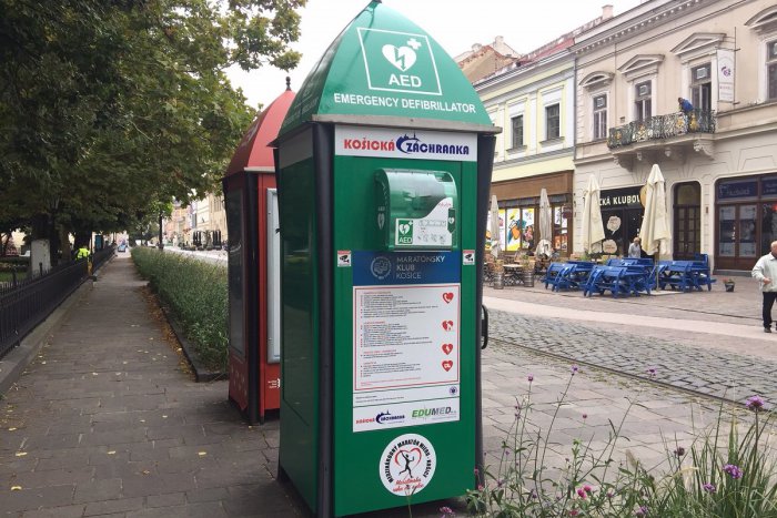 Ilustračný obrázok k článku Telefónna búdka, ktorá zachraňuje: Pri Urbanovej veži nainštalovali moderný defibrilátor