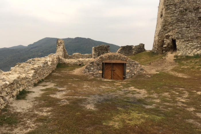 Ilustračný obrázok k článku Takto vyzerali tie v stredoveku: Na Brekovskom hrade pribudli historické dvere