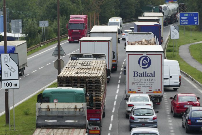 Ilustračný obrázok k článku Nejasný osud nového semaforu pri obchode s nábytkom: Stvrdneme zas v kolóne?