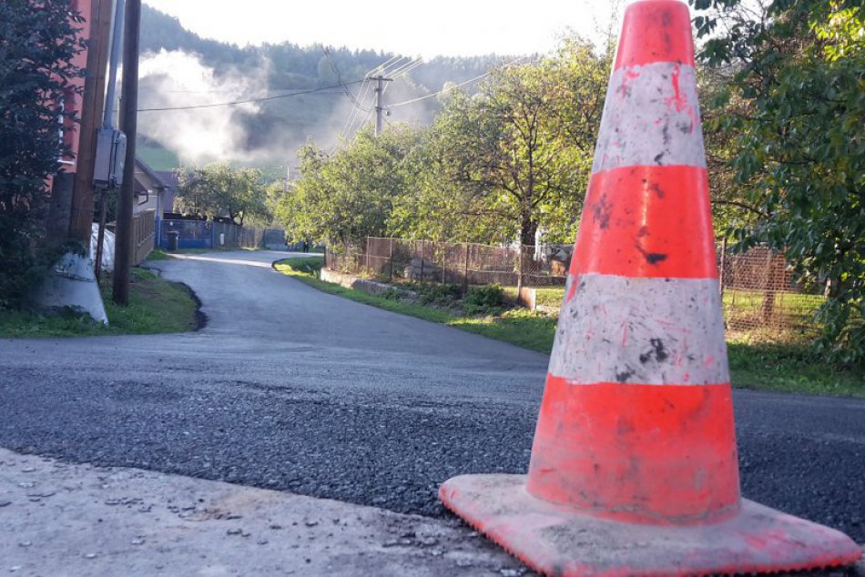 Ilustračný obrázok k článku Opravujú problémové úseky mestských častí Považskej: VIDEO a FOTO z miesta