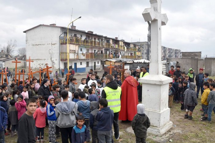 Ilustračný obrázok k článku Problémy by mohla vyriešiť cirkev: Vláda chce financovať kňazov a podporiť pastoráciu Rómov