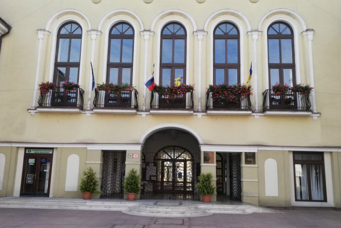 Ilustračný obrázok k článku Michalovská radnica upozorňuje na skrátené úradné hodiny