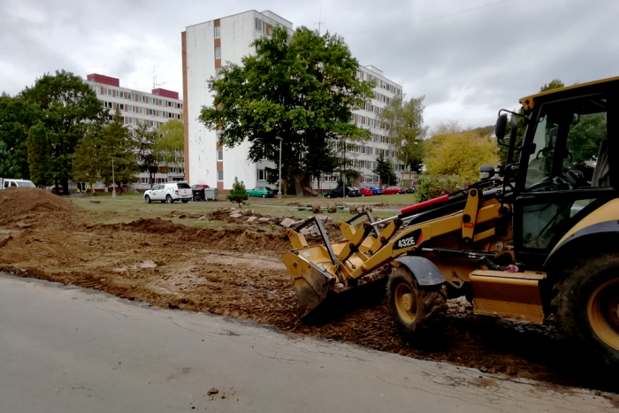 Ilustračný obrázok k článku Aktuálne fotky zo Sídliska IIA v Humennom: Na Tyršovu ulicu dorazil pracovný ruch