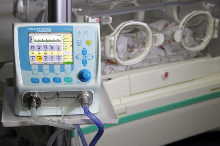 Ilustračný obrázok k článku Prístroj, ktorý lieči malých pacientov: Do bardejovskej nemocnice pribudol takýto pomocník