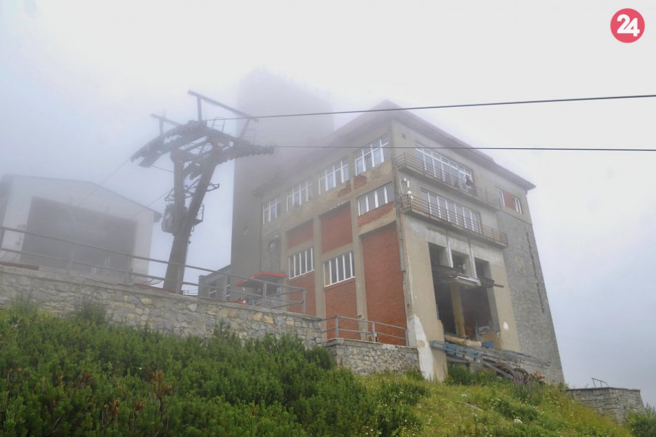 Ilustračný obrázok k článku Práce na obnove historickej budovy Encián v Tatranskej Lomnici pokračujú