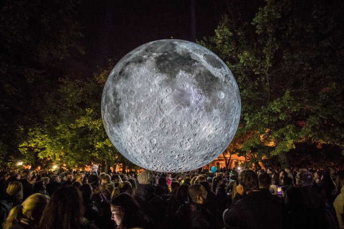 Ilustračný obrázok k článku Počas Bielej noci uvidíme svetelný dážď, japonský vesmír aj obľúbený videomapping