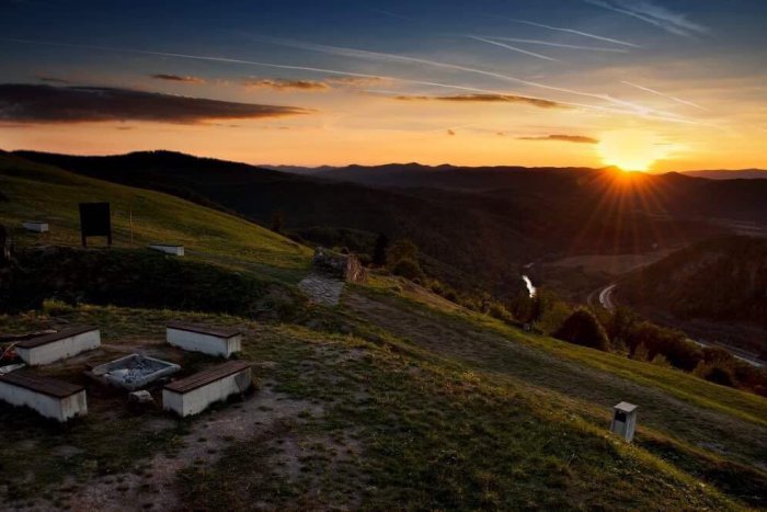 Ilustračný obrázok k článku FOTO: 5 naj miest vo Zvolene, odkiaľ môžete sledovať dotyk slnka s horizontom