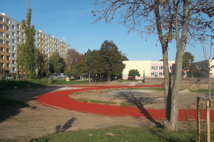 Ilustračný obrázok k článku Bežecký ovál žiari červeňou: Žiaci aj verejnosť sa potešia novému športovisku, FOTO