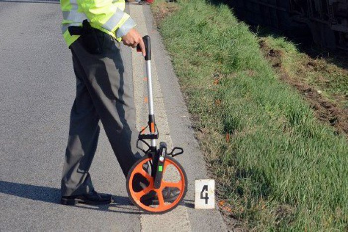 Ilustračný obrázok k článku Halič: Autobus s 13 cestujúcimi vrazil do odstaveného auta, skončil v záhrade