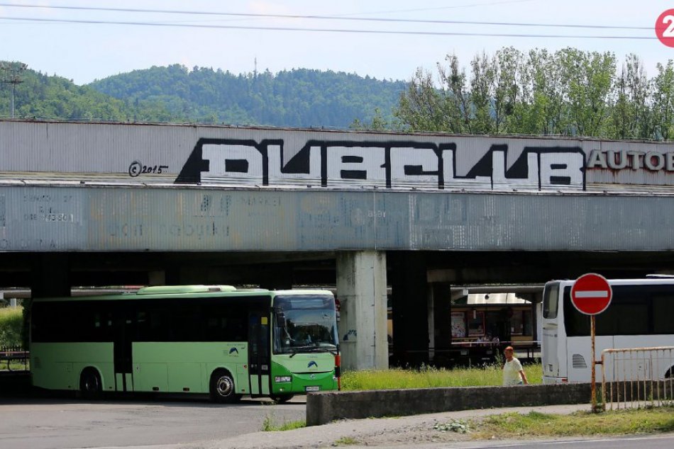 Ilustračný obrázok k článku Spomínate si na bystrického STRAŠIAKA? Veľký FOTONÁVRAT do čias, keď stála stará autobuska