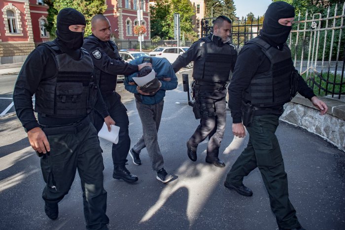 Ilustračný obrázok k článku Vražda Mareka Rakovského (†29): Obvinený Peter P. ide do väzby, FOTO