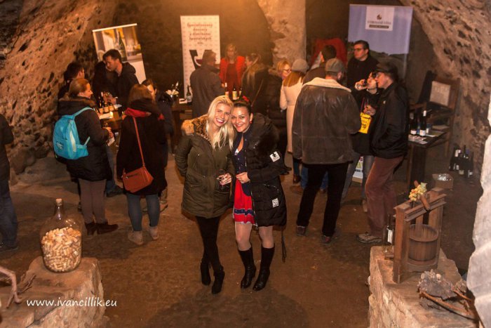 Ilustračný obrázok k článku Ochutnávky v tajomnom podzemí a omnoho viac: HRÁME O LÍSTKY na Kremnickú slávnosť vína!