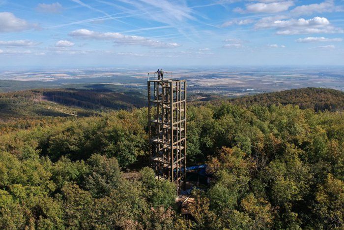 Ilustračný obrázok k článku FOTO: Rozhľadňa na Veľkej Homoli rastie do výšky. Už onedlho ponúkne famózny výhľad