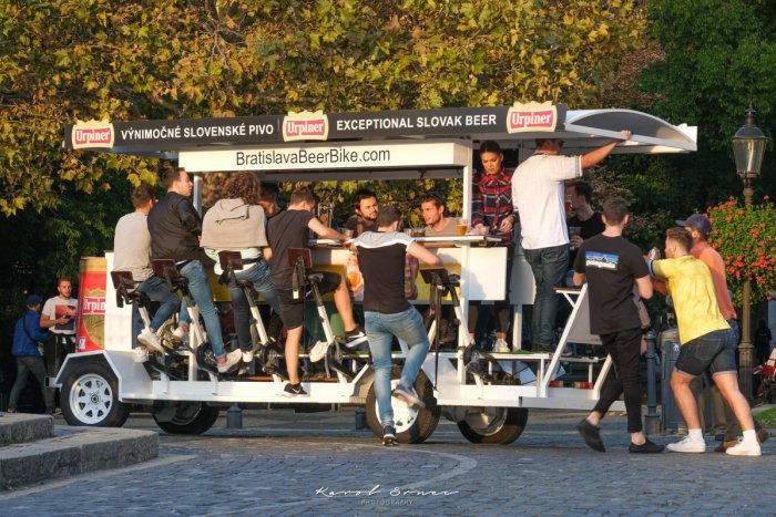 Ilustračný obrázok k článku Po bratislavských uliciach "môžete" šliapať do pedálov s pivom v ruke. Čo na to polícia?