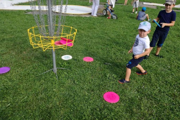 Ilustračný obrázok k článku Lietajúce taniere nad Hohovcom: Chystajú sa majstrovstvá v discgolfe pre deti