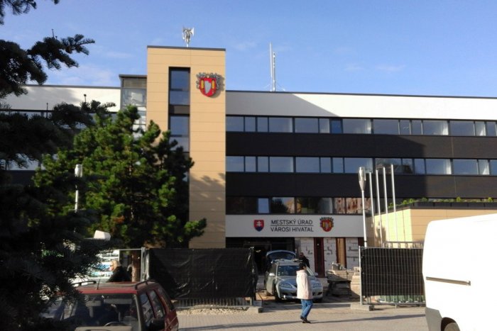 Ilustračný obrázok k článku Rekonštrukcia šalianskej radnice vrcholí: Ostáva ešte zariadiť klientske centrum