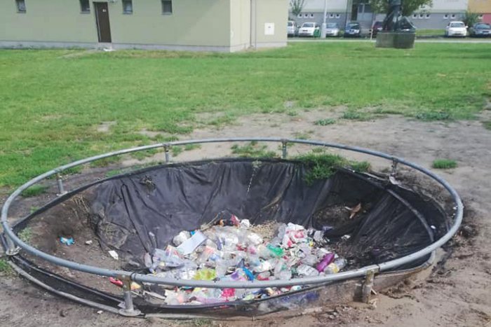 Ilustračný obrázok k článku Novozámčania ukázali odvrátenú tvár: Zničené trampolíny sa presunú na iné miesta
