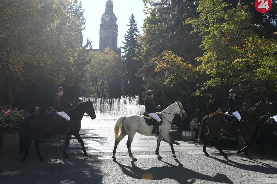 Ilustračný obrázok k článku Poľovnícka sezóna končí tradičnou Hubertovou jazdou. Na koňoch sa prejdú mestom, FOTO