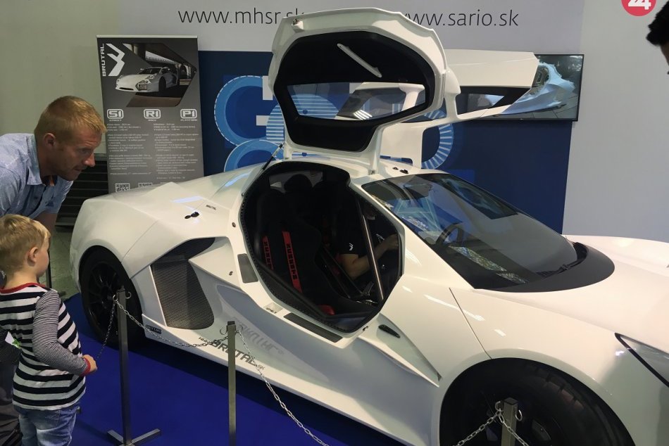 Ilustračný obrázok k článku Autosalón v Nitre sa blíži: Láka na adrenalín, svetové značky aj slovenskú FORMULU