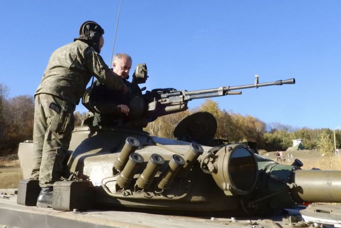 Ilustračný obrázok k článku VIDEO: Prezident Kiska zavítal do Humenského okresu. Prvýkrát v živote sedel v tanku