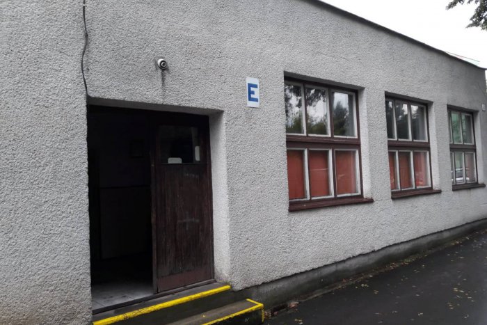 Ilustračný obrázok k článku Do dielní Mojmírky už nebude zatekať: Mesto opravilo deravú strechu