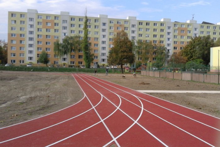 Ilustračný obrázok k článku Pomáhajú z vďaky: Nové športovisko zveľaďujú ľudia z Krízového centra, FOTO