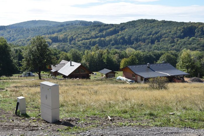 Ilustračný obrázok k článku Neďaleká rekreačná oblasť sa rozširuje: Chatári čakajú na elektrinu, čo s tým?