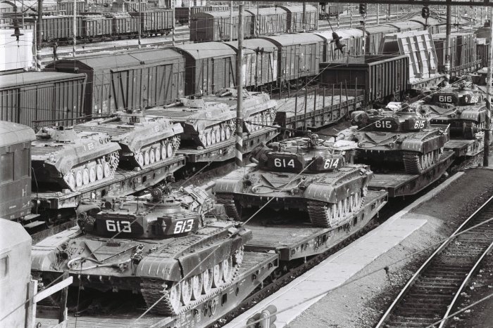 Ilustračný obrázok k článku RANNÁ ŠTVORKA: Pred 50. rokmi bol schválený dočasný pobyt sovietskych vojsk v ČSSR