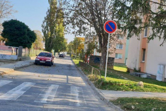 Ilustračný obrázok k článku Prvá etapa opravy Hornej ulice skončila: Pribudli stojiská aj zákazová značka, FOTO