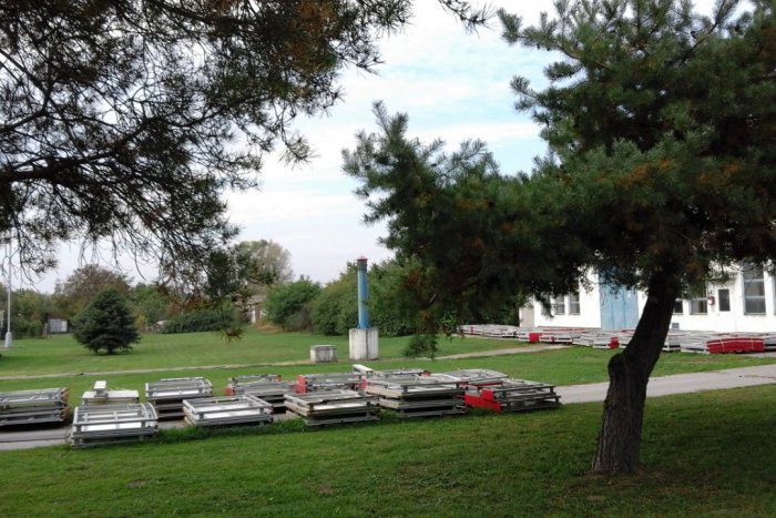 Ilustračný obrázok k článku FOTO, Inštalácia mantinelov pokračuje: Šali na ľad môžete pomôcť aj vy