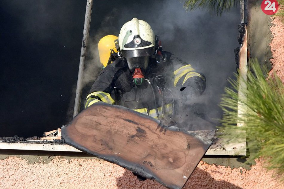 Ilustračný obrázok k článku Plamene zachvátili prístavbu rodinného domu: Jedna osoba utrpela popáleniny