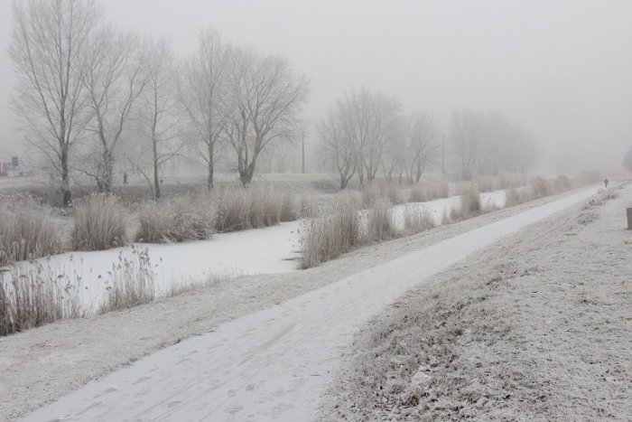 Ilustračný obrázok k článku Petržalka je pripravená na zimnú údržbu chodníkov, nový zákon však práce skomplikuje
