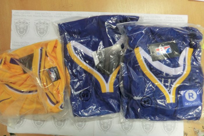 Ilustračný obrázok k článku Falzifikáty v poštových zásielkách: Aha, čo našli žilinskí colníci