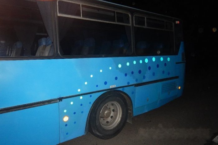 Ilustračný obrázok k článku Opitý chodec narazil pri Zvolene do idúceho autobusu. Ťažko sa zranil