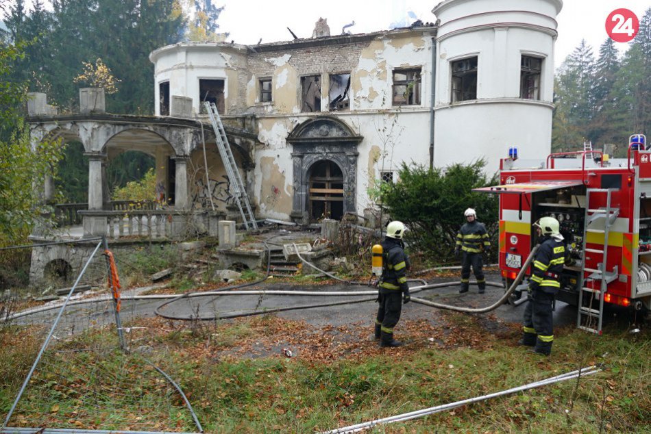 Ilustračný obrázok k článku Smutný pohľad: Zámok Kunerad zasiahol rozsiahly požiar, FOTO