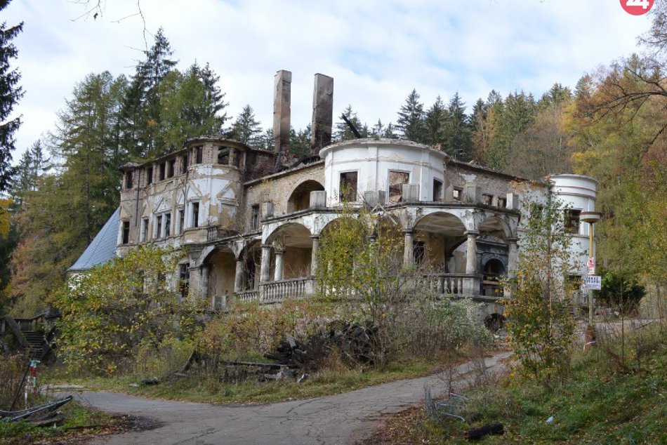 Ilustračný obrázok k článku Požiar Kuneradského zámku vyšetruje polícia: S touto verziou pracujú