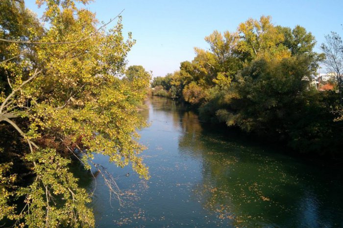 Ilustračný obrázok k článku Poplach vo Vlčom Hrdle: Hasiči odstraňujú ropnú škvrnu z Malého Dunaja