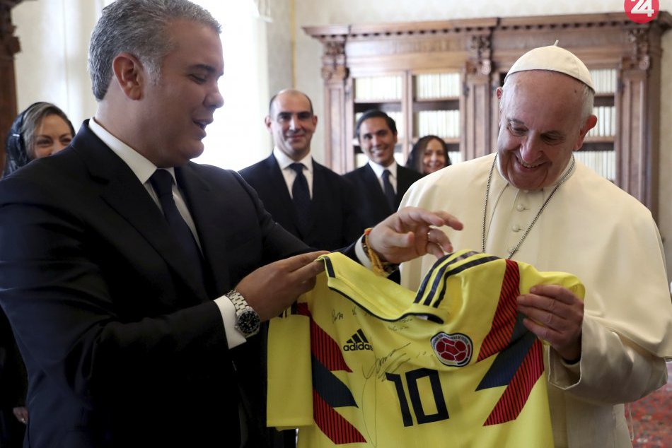 Ilustračný obrázok k článku KURIOZITA DŇA: Pápež František dostal futbalový dres hráča Bayernu Mníchov