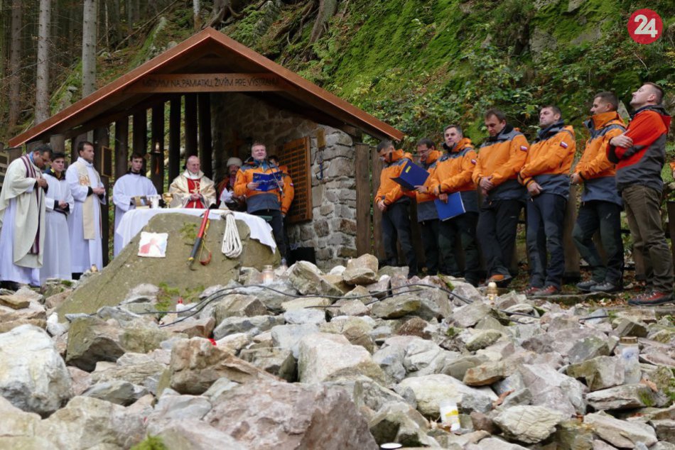 Ilustračný obrázok k článku FOTO a VIDEO: Na symbolickom cintoríne vo Vrátnej si uctili obete horských nešťastí
