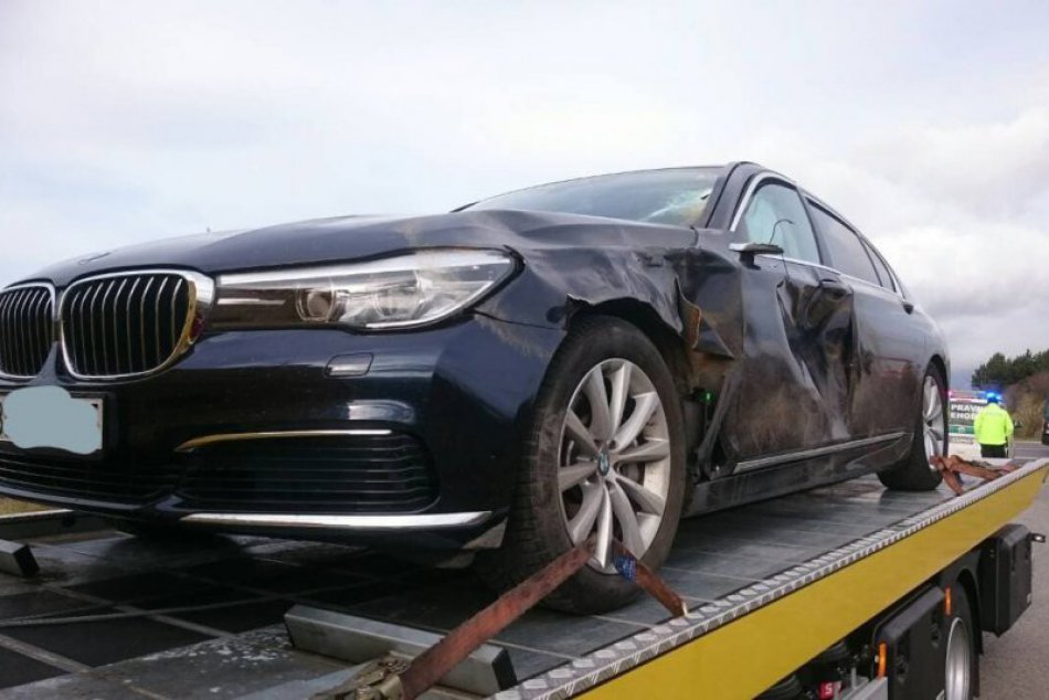 Ilustračný obrázok k článku Premiér Pellegrini mal dopravnú nehodu: Vládna limuzína sa zrazila s jeleňom