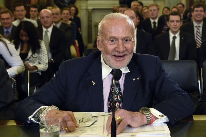 Ilustračný obrázok k článku S Armstrongom pristál na Mesiaci: Buzza Aldrina (86)  museli evakuovať z južného pólu